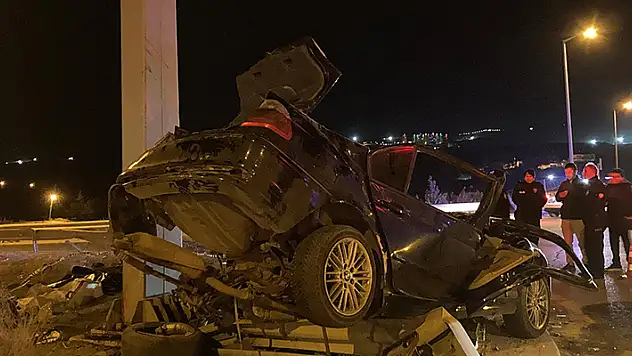 Ankara'da yön tabelası direğine çarpan otomobildeki 4 kişi öldü, 1 kişi yaralandı
