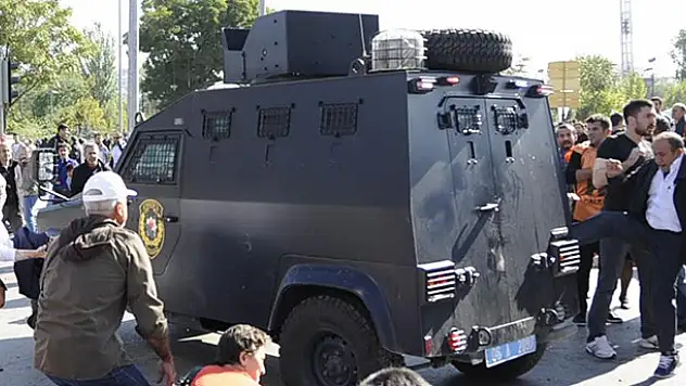 Ankara'daki Patlama sonrası vatandaşlar ile polis arasında arbede