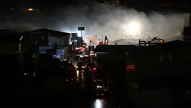 Ankara Hurdacılar Sanayi Sitesi'ndeki yangın  16. saatin sonunda kontrol altına alındı
