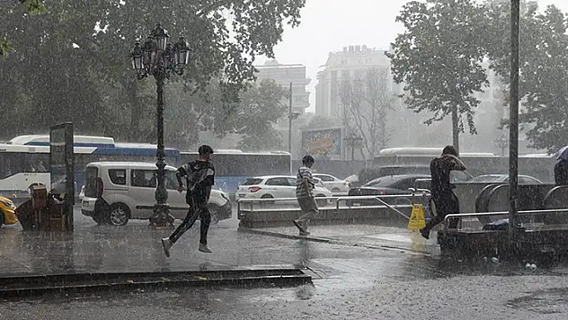 Ankara, İstanbul ve bazı iller için gök gürültülü sağanak uyarısı

