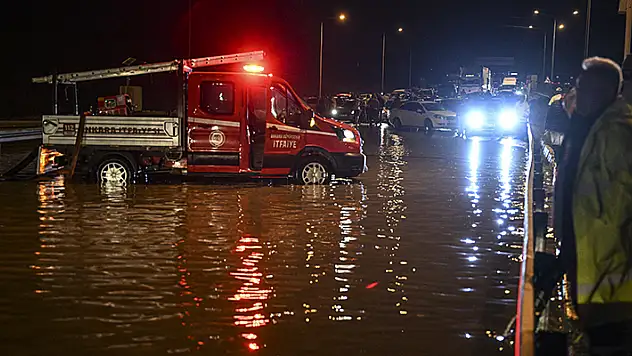 Ankara-Konya kara yolu sağanak nedeniyle Bala ayrımında ulaşıma kapandı
