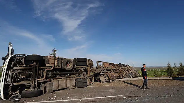 Ankara-Konya kara yolunda otomobil yüklü tır devrildi, 9 araç hasar gördü

