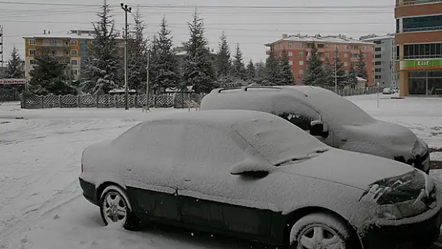 Ankara-Konya karayolu kar yağışı nedeniyle ulaşıma kapandı