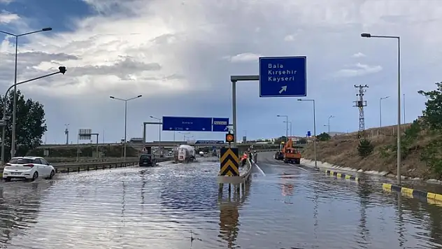Ankara-Konya karayolu sağanak nedeniyle ulaşıma kapandı
