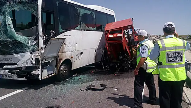 Ankara Konya turistleri taşıyan otobüs traktöre çarptı: 3 yaralı