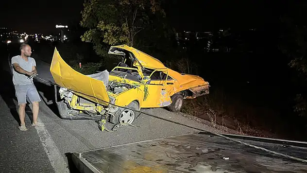 Ankara-Konya yolunda kontrolden çıkan otomobil ağaca çarptı: 2 ölü
