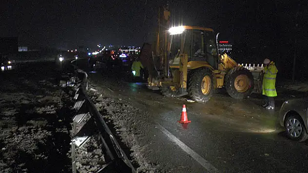 Ankara-Konya yolunda tır devrildi