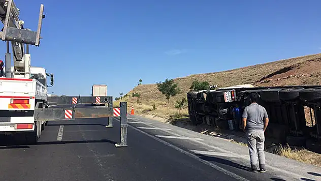 Ankara-Konya yolunda tır devrildi
