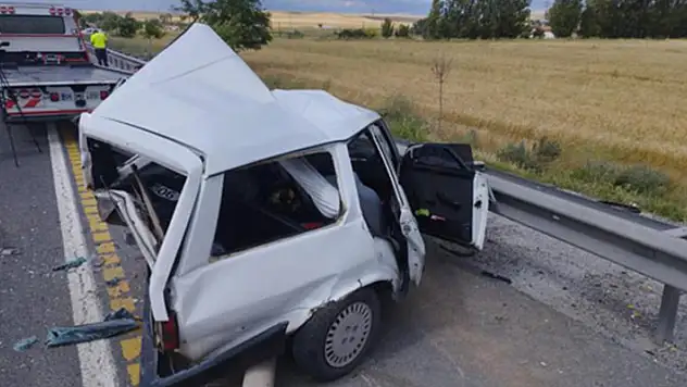 Ankara-Konya yolundaki kazada otomobil kağıt gibi ezildi