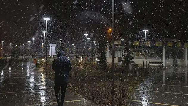 Ankara'nın yüksek kesimlerine mevsimin ilk karı düştü
