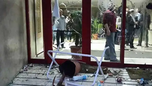 Ankara Üniversitesi yine karıştı