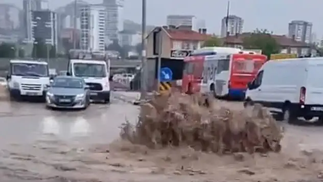 Ankara'yı sağanak vurdu: Yollar göle döndü, iki kardeş sele kapıldı
