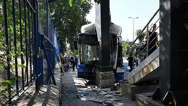 Ankara'da belediye otobüsünün karıştığı zincirleme kazada 20 kişi yaralandı