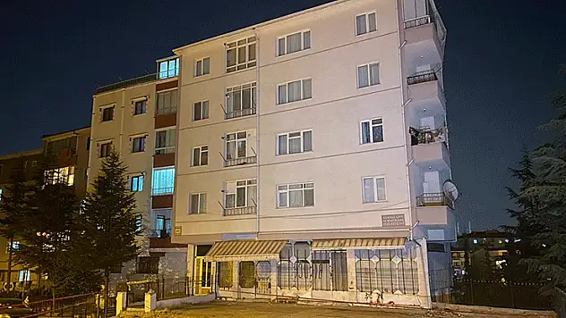 Ankara'da çatlaklar oluşup, çatırdayan 8 katlı apartman tahliye edildi