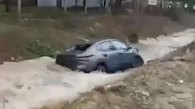 Ankara'da milletvekilinin otomobilinin de karıştığı kazada iki araç dereye uçtu: 1 ölü, 4 yaralı 
