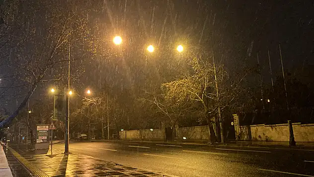 Ankara'da nisan ayında kar sürprizi