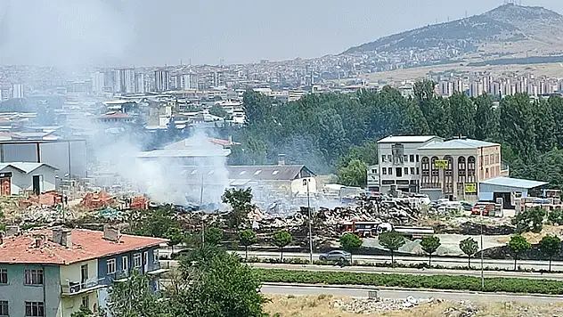 Ankara'da otluk alanda çıkan yangın fayans deposunu küle çevirdi