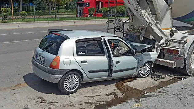 Ankara'da otomobil beton mikserine çarptı: 4 yaralı
