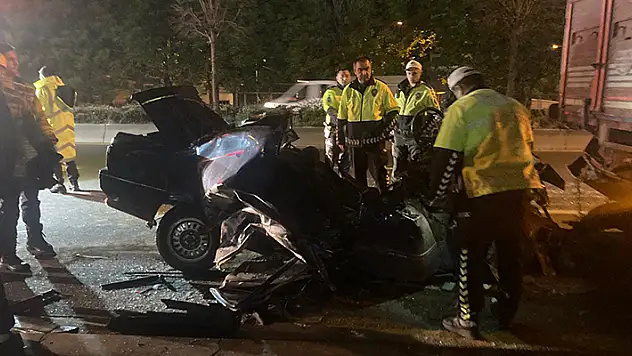 Ankara'da otomobil park halindeki kamyona çarptı: 1 ölü
