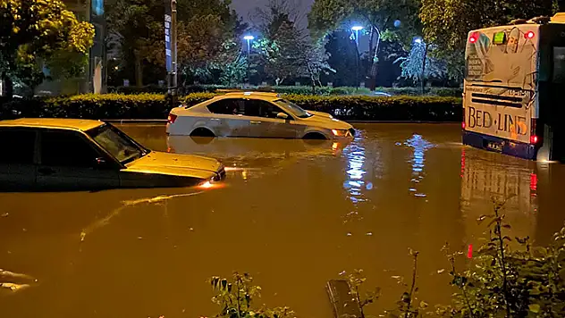 Ankara'da sağanak yağmur nedeniyle ev ve iş yerlerini su bastı, araçlar mahsur kaldı
