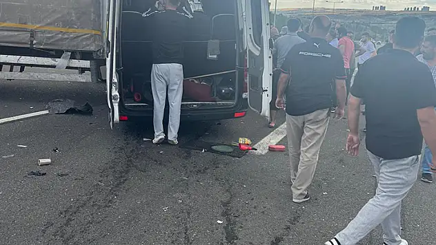 Ankara'da servis minibüsü kamyona çarptı: 1 ölü, 5 yaralı