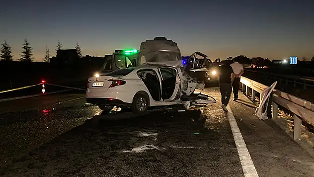 Ankara'da ters yöne giren araç minibüs ile kafa kafaya çarpıştı: 1 ölü