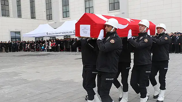 Ankara'da trafik kazasında şehit olan polis son yolcuğuna uğurlandı