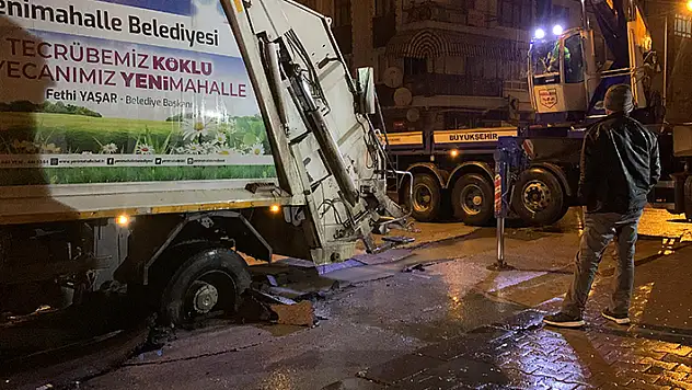 Ankara'da yağmur nedeniyle yol çöktü, çöp kamyonunun lastiği çukura düştü

