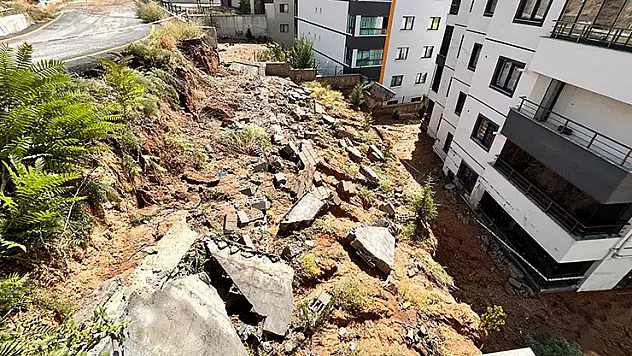 Ankara'da yağmur sonrası istinat duvarı yıkıldı