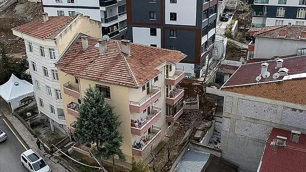 Ankara'nın Gölbaşı ilçesinde istinat duvarının çökmesi nedeniyle 5 apartman tahliye edildi