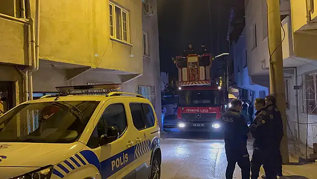 Anne- babası ve 2 kız kardeşini odaya kilitleyip bıçakla rehin aldı 1 saatte ikna edildi
