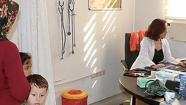 Anne babasının çalıştığı hastaneye doktor olarak atandı