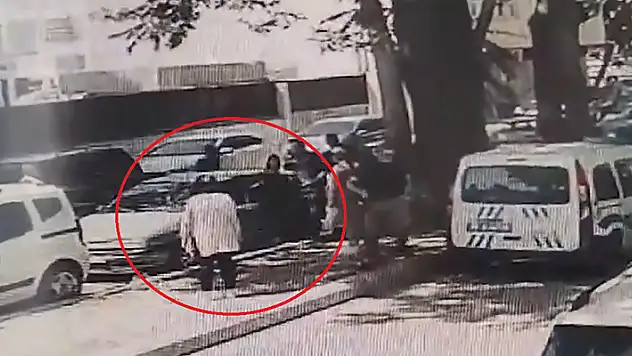 Anne- babasının otomobilde bıraktığı ikizleri polis baygın halde kurtardı o anlar kamerada
