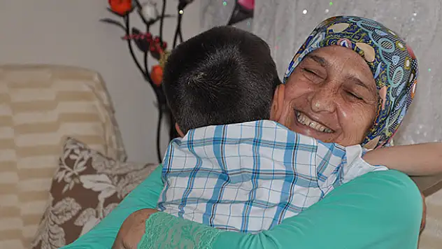 'Anne beni de götür' diye ağlayınca koruyucu aile oldu