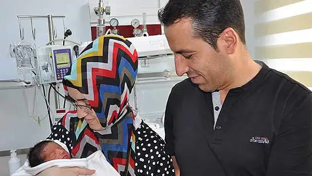 Anne karnındaki 140 gramlık bebeğe müdahale