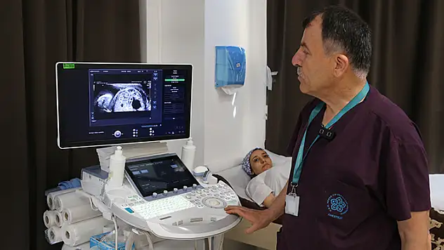 Anne karnındaki bebek iki böbreğine yapılan müdahaleyle tedavi edildi
