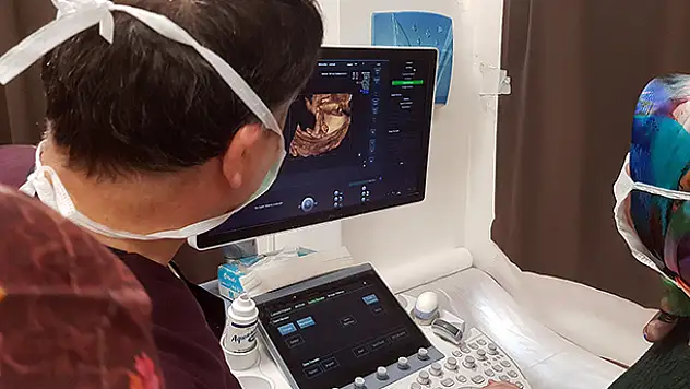 Anne karnındaki bebek Konya'da göbek kordonundan yapılan 10 kan nakliyle yaşama tutundu