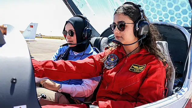 Anne kız Konya'da aynı okulda pilotaj eğitimi alıyor