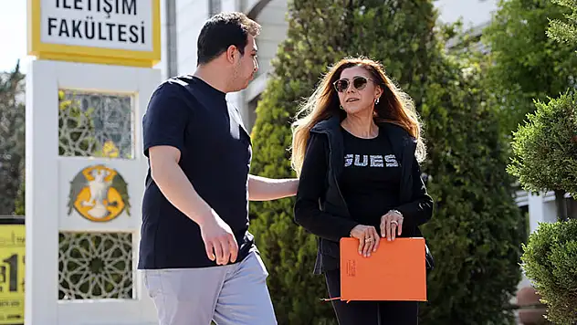 Anne oğul aynı üniversitede eğitim görüyor