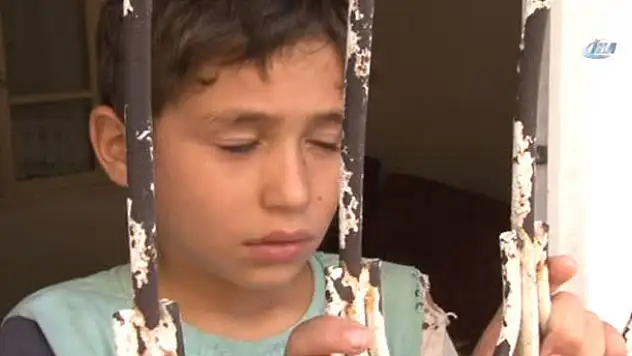 Anne terk etti, baba işe gitti, aç kalan çocuklar mahalleliyi ağlattı