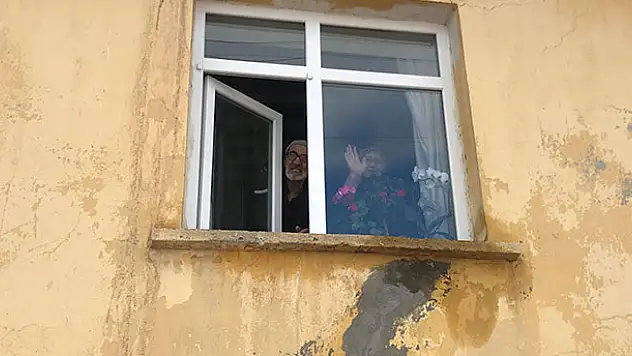 Anne ve babalara aile karantinası, uzaktan görüşüyorlar
