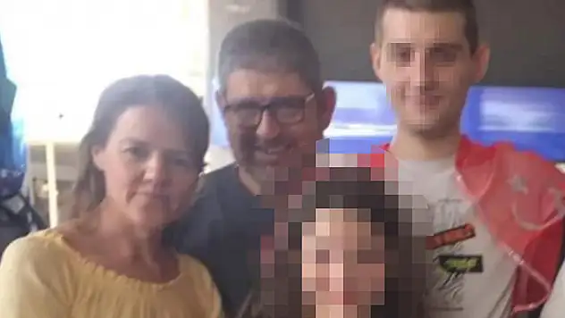 Anne ve babasını tabancayla öldürüp intihara kalkıştı
