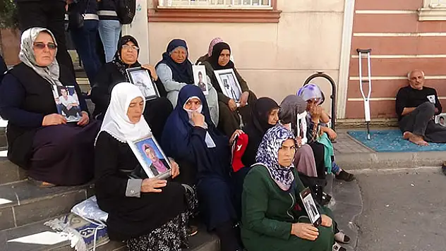Annelerin HDP önündeki evlat nöbeti 26'ncı gününde