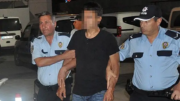 Annesini Boğazını Keserek Öldürdü