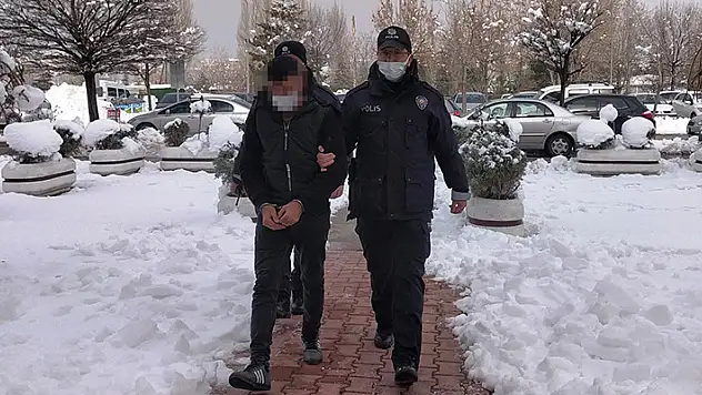 Annesini öldürmeye giderken polisin yakaladığı şahıs serbest bırakıldı