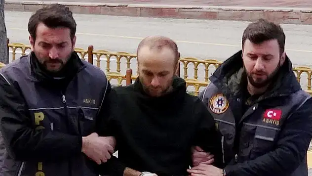 Annesini öldürüp, babasını yaralayan sanığa iyi hal indirimi
