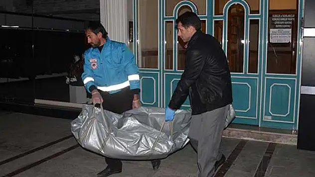 Annesinin cesedini tuvalette buldu