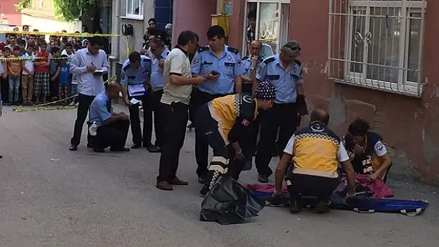 Annesinin elinden kurtulup kamyonetin altında can verdi