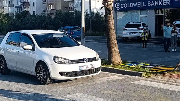 Annesinin elinden yola fırlayan 4 yaşındaki çocuğa otomobil çarptı