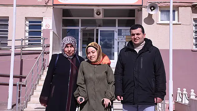 Annesinin okuması için sırtında taşıdığı kızı, öğretmen olmayı başardı
